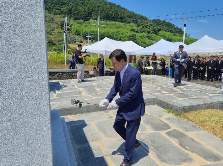 전남 여수시는 1일 안도 기러기 캠핑장과 이야포 평화공원에서 '남면 이야포·두룩여 미군폭격사건 제75주년 민간인 희생자 추모제'를 개최했다. 여수시 제공