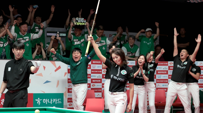 올 시즌 프로당구 하나카드의 팀 리그 1라운드 우승을 확정한 뒤 김가영이 세리머니를 펼치는 모습. PBA