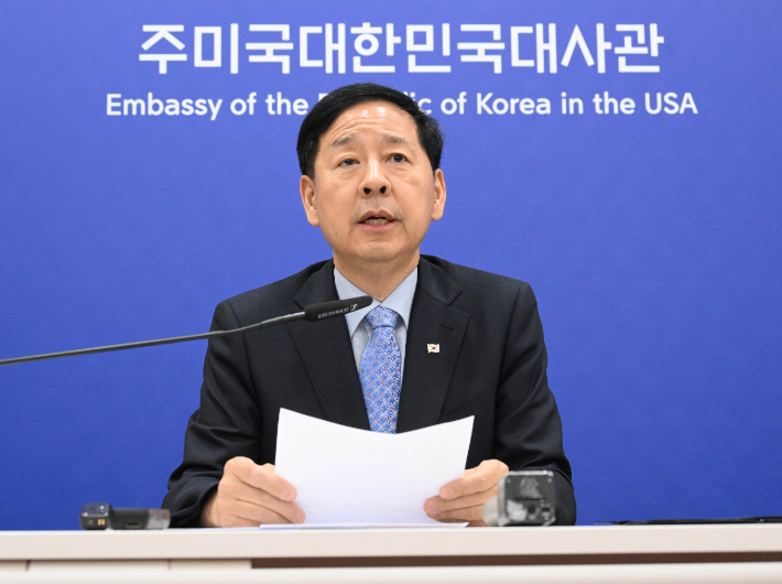 구윤철 부총리 겸 기획재정부 장관이 지난달 30일 저녁(현지시간) 주미한국대사관에서 '한-미 통상협의 결과브리핑'에서 발표문을 낭독하고 있다. 기획재정부 제공