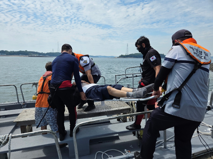 응급환자를 이송중인 보령해경. 해경 제공