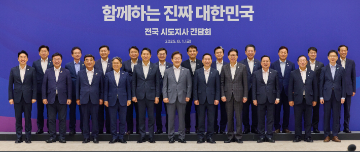 강기정 광주시장은 1일 대통령실에서 열린 시도지사 간담회에서 이재명 대통령을 비롯한 중앙부처 및 전국 시도지사들과 만나 광주의 '2+4 주요 현안' 해결을 요청했다. 광주광역시 제공