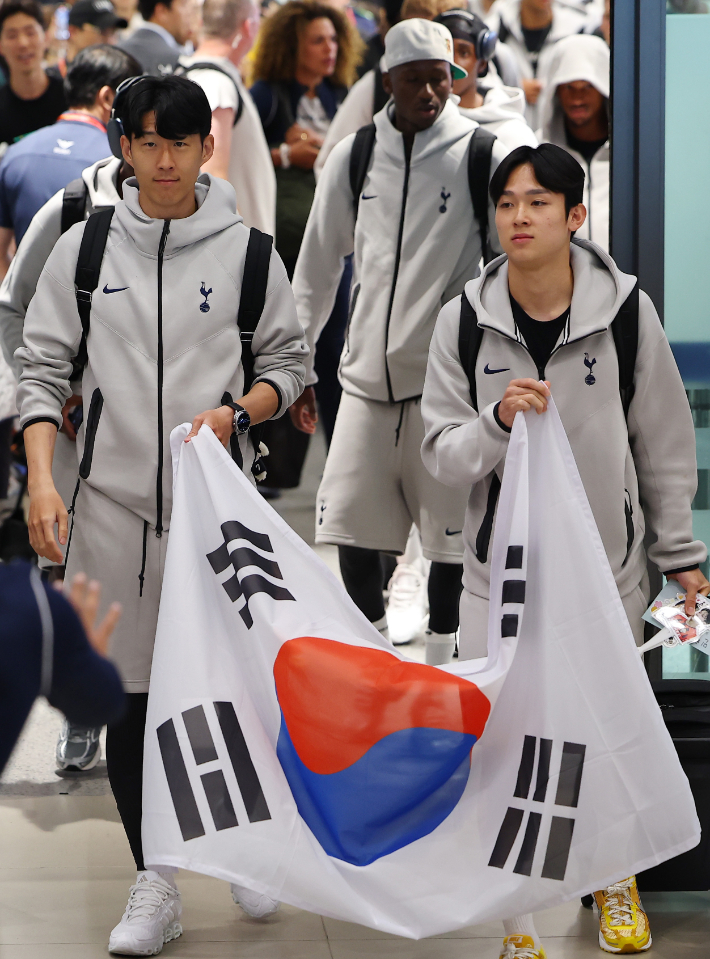 손흥민과 양민혁, 태극기 맞잡고 입국…토트넘 세 번째 방한