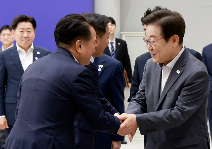 이재명 대통령, 김영환 충북도지사와 인사. 연합뉴스