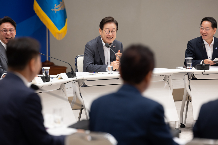 이재명 대통령이 1일 서울 용산 대통령실 청사에서 전국 시도지사 간담회를 하고 있다. 대통령실 제공
