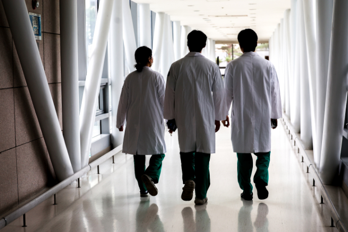 병원에서 이동하는 의료진. 연합뉴스