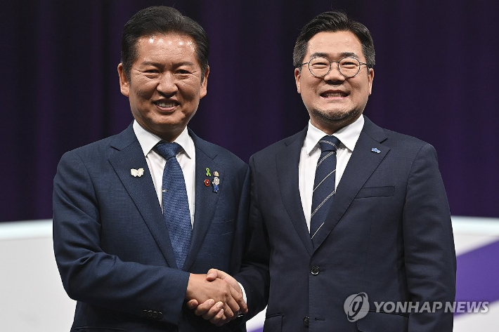 (서울=연합뉴스) 더불어민주당 정청래(왼쪽) · 박찬대 당대표 후보들이 29일 오후 서울 마포구 MBC에서 열린 TV토론회에 참석해 기념촬영을 하고 있다. 2025.7.29 [국회사진기자단] photo@yna.co.kr 연합뉴스