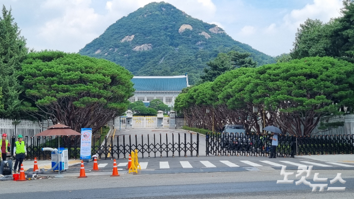 관객 사라진 청와대 앞…상인들 "매출걱정", "오히려 좋아"