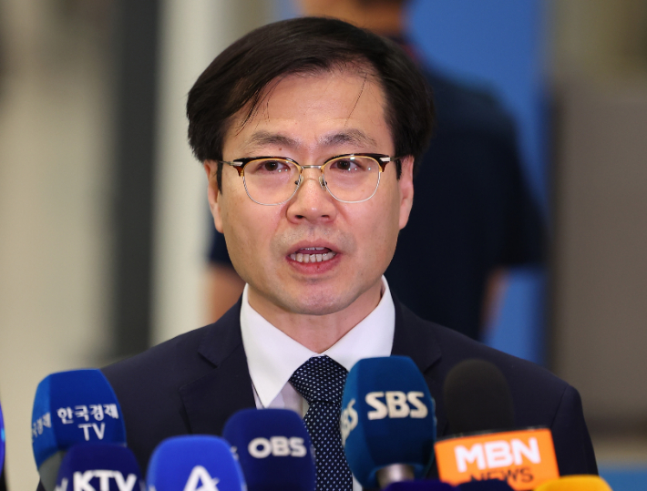 미국과의 무역협상을 마친 여한구 통상교섭본부장이 1일 인천국제공항 제2여객터미널을 통해 귀국해 취재진 질문에 답하고 있다. 연합뉴스