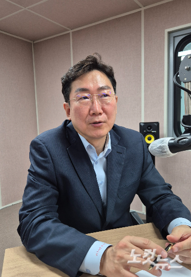 강원CBS.강원영동CBS 시사프로그램 <최진성의 위클리오늘>에 출연한 원강수 원주시장. 강민주 PD