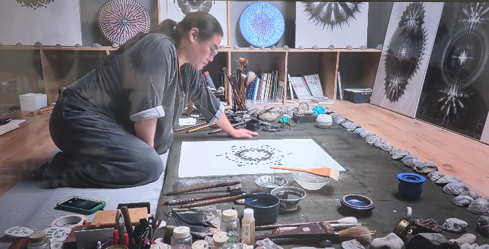 프랑스를 기반으로 서울울 오가며 활동 중인 남궁환(50) 작가가 프랑스 작업실에서 먹 작업을 하고 있다. 다큐멘터리 단편영화 'Mémoire des Étoiles(별의 기억)' 캡쳐