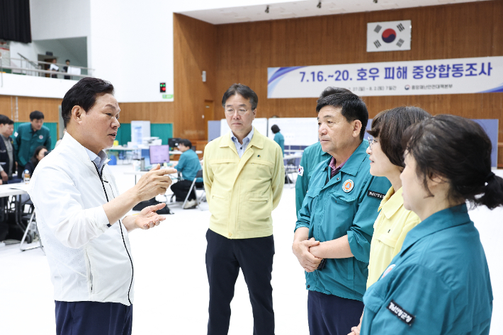 박완수 경남지사가 진주 문산실내체육관에 마련된 중앙재난피해합동조사단을 방문했다. 경남도청 제공 
