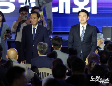 민주당 당원대회 참석한 정무수석-대통령 비서실장