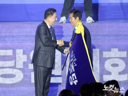 당기 받은 정청래 신임 대표