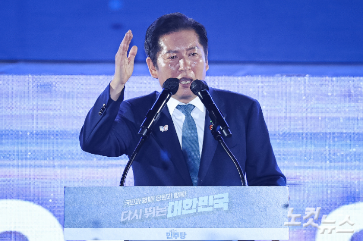 정청래 더불어민주당 신임 당대표가 2일 경기 고양시 킨텍스에서 열린 제2차 임시전국당원대회에서 당대표 수락 연설을 하고 있다. 황진환 기자