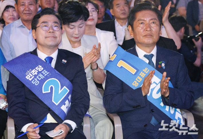 박찬대·정청래 더불어민주당 대표 후보가 2일 오후 경기 고양시 킨텍스에서 열린 제2차 임시전국당원대회에서 개표 결과를 지켜보고 있다. 황진환 기자