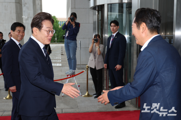 이재명 대통령이 지난 6월 26일 오전 2025년도 제2회 추가경정예산안에 대한 정부의 시정연설을 위해 여의도 국회에 도착해 본회의장으로 향하며 민주당 당대표 후보인 정청래 의원과 인사를 하고 있다. 윤창원 기자