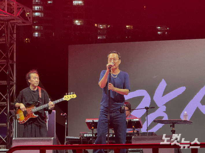 2일 부산 다대포해수욕장에서 열린 다대포 포크락 콘서트에서 강산에 밴드가 공연을 펼치고 있다. 김혜민 기자 