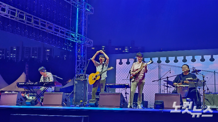 2일 부산 다대포해수욕장에서 열린 다대포 포크락 콘서트에서 그룹 동물원이 노래하고 있다. 김혜민 기자 