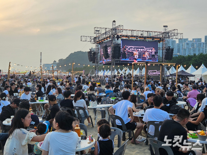 2일 부산 다대포해수욕장에서 열린 다대포 포크락 콘서트에서 관객들이 객석을 가득 메운 모습. 김혜민 기자 