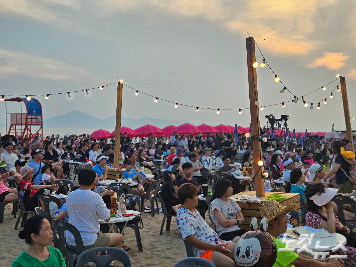 2일 부산 다대포해수욕장에서 열린 다대포 포크락 콘서트에서 관객들이 객석을 가득 메운 모습. 김혜민 기자 