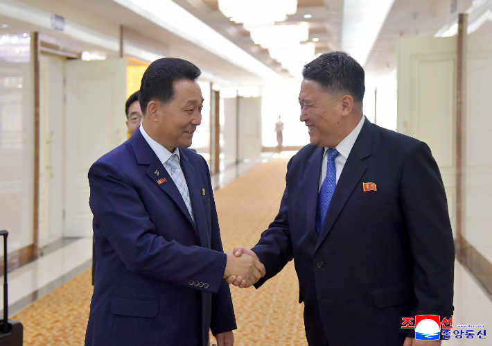 북한에서 입법부 격인 최고인민회의 박인철의장을 단장으로 하는 최고인민회의대표단이 스위스의 제네바에서 진행되는 제6차 세계국회의장대회에 참가하기 위해 지난 26일 평양을 출발했다고 조선중앙통신이 27일 보도했다. 연합뉴스