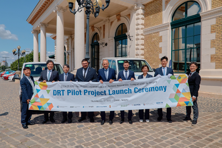 현대자동차가 지난달 31일(현지시각) 헝가리 괴될뢰시에서 열린 '헝가리 수요응답교통 서비스 개통식'에서 최첨단 수요응답교통 플랫폼을 제공하고, 글로벌 사업 확장 기반을 마련한다고 3일 밝혔다. 연합뉴스