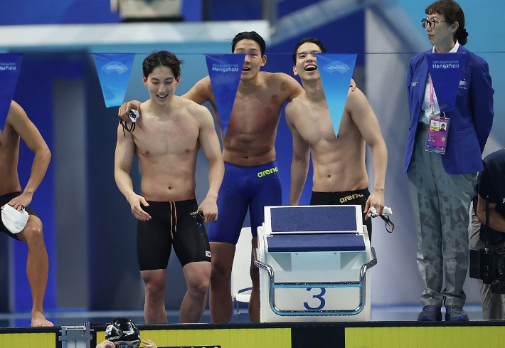 항저우 아시안게임에서 은메달을 딸 때의 한국 남자 혼계영 400m 대표팀. 연합뉴스