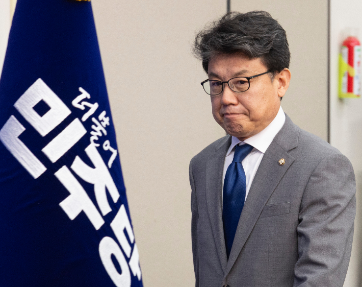 더불어민주당 진성준 정책위의장이 1일 국회에서 열린 최고위원회의에 입장하고 있다. 연합뉴스