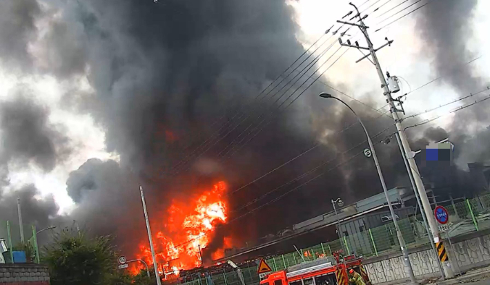 3일 낮 12시 42분쯤 경북 영천시 금호읍 구암리 채신공단 내 화장품 원료 공장에서 폭발 신고가 접수됐다. 경북소방본부 제공