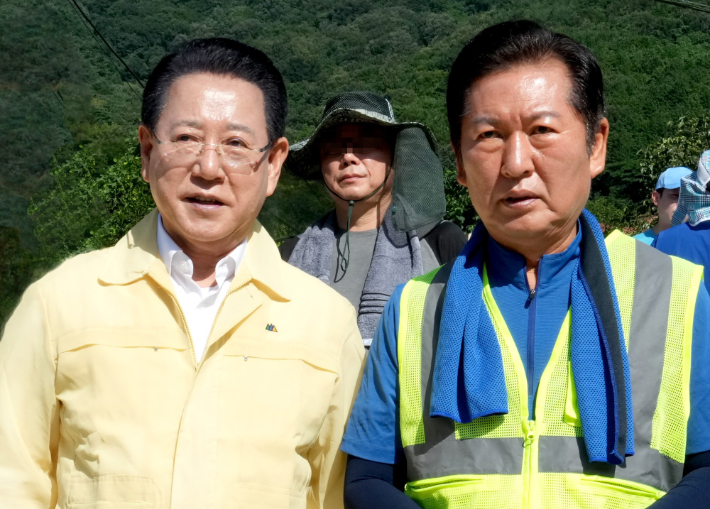 지난 7월 22일 당시 정청래 더불어민주당 대표 후보가 전남 나주시 다시면의 한 블루베리 농장에서 수해 복구 작업을 하며 김영록 전남지사와 대화하고 있다. 전라남도 제공