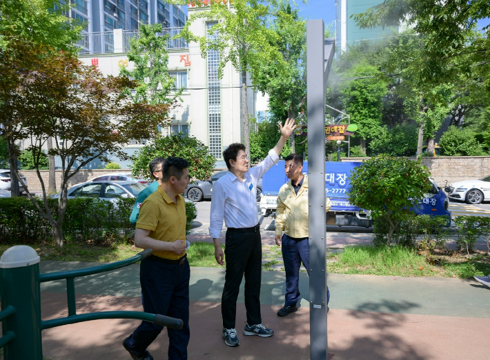 노관규 시장이 덕연동 동성공원에 설치된 안개분사장치를 확인하고 있다. 순천시 제공