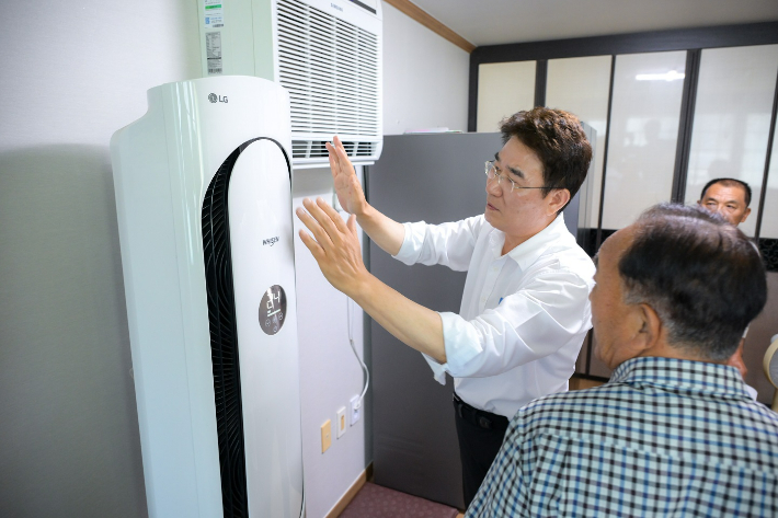 노관규 시장이 경로당을 찾아 에어컨을 점검하고 있다. 순천시 제공