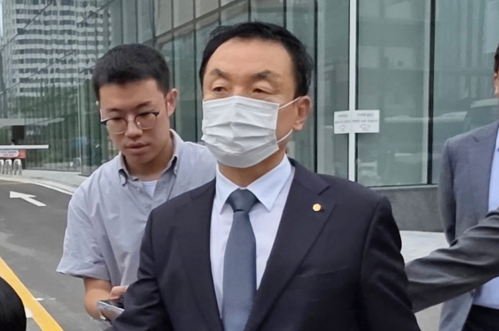 도이치모터스 주가조작 사건과 관련해 김건희특검에 소환된 권오수 전 도이치모터스 회장이 3일 서울 광화문 김건희특검 사무실을 나서고 있다. 연합뉴스