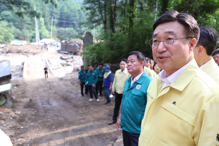윤호중 행정안전부 장관이 1일 경기도 가평군 조정면 집중호우 피해지역 현장을 방문해 피해복구 상황 및 복구 계획을 점검하고 있다. 행정안전부 제공  