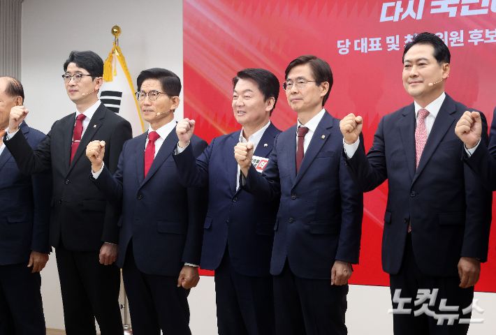3일 오후 영등포구 국민의힘 중앙당사에서 열린 제6차 전당대회 당 대표 후보자 비전대회에 참석한 후보자들과 당 관계자들이 무대위에서 파이팅을 외치고 있다. 왼쪽부터 주진우, 김문수, 안철수, 조경태, 장동혁 후보. 황진환 기자