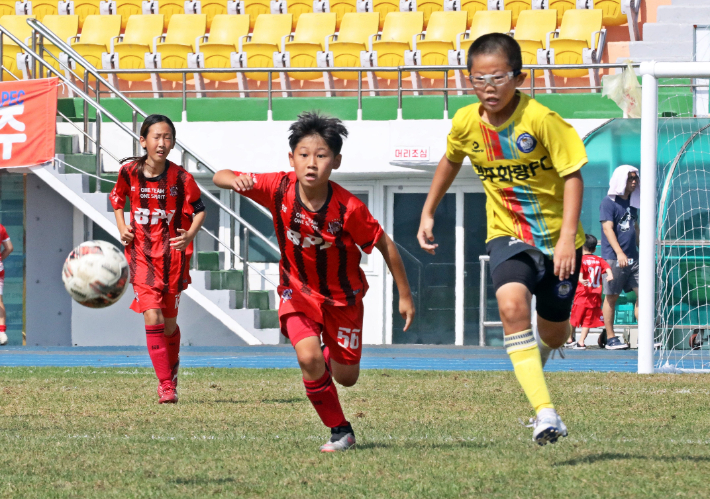 지난해 열린 화랑대기 전국 유소년 축구대회 경기 모습. 경주시 제공