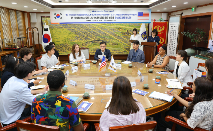 '2025 한·미의회 청소년 교류사업' 접견 행사에서 송호준 경주시 부시장이 방한단과 기념촬영을 하고 있다. 경주시 제공