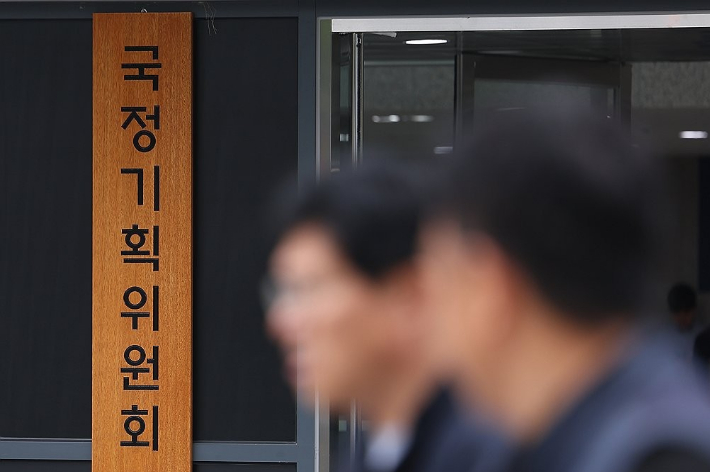 李 보고 마친 국정위, 발 맞추는 與…8월 개혁입법 드라이브