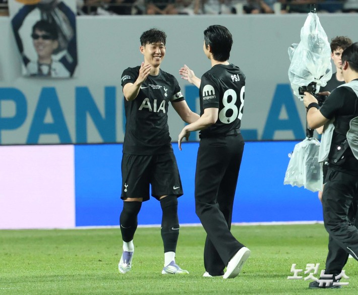 박서준과 인사하는 손흥민