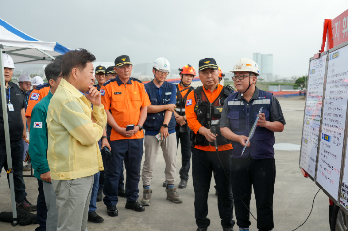 오영훈 제주지사가 3일 오후 사고가 난  제주시 도두하수처리장 현대화사업 공사 현장에서 브리핑을 받고 있다. 제주도 제공