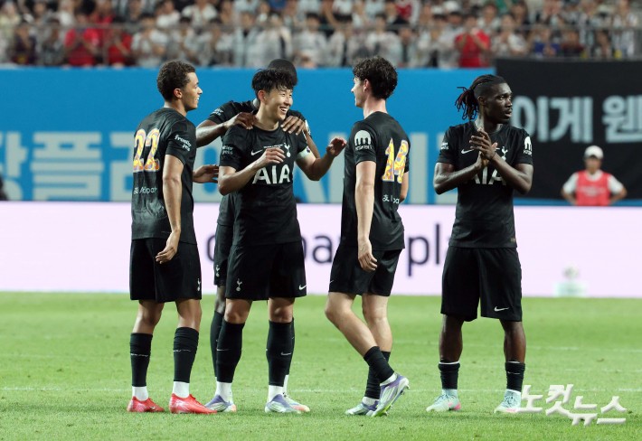 후반 교체되는 손흥민