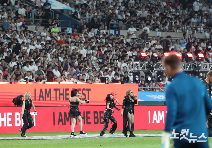 축구장에 선 2NE1