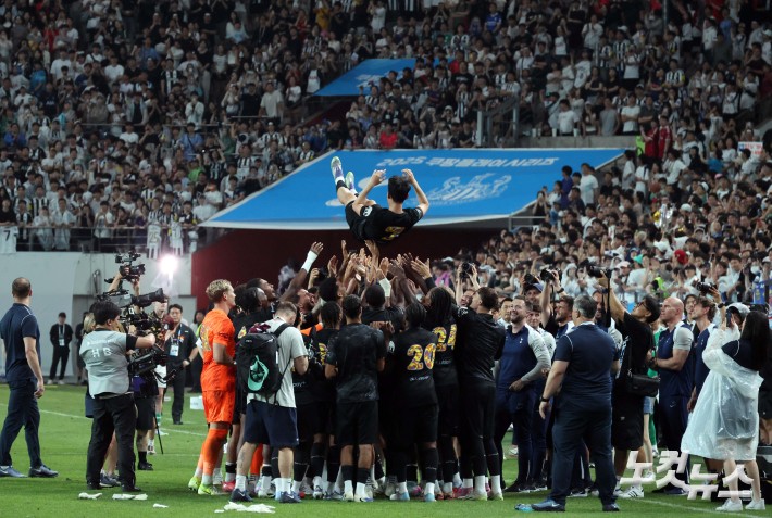 헹가래 받는 손흥민