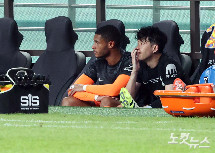 토트넘 손흥민이 3일 오후 서울 마포구 월드컵경기장에서 열린 '2025 쿠팡플레이 시리즈' 프리미어리그 토트넘과 뉴캐슬의 경기에서 교체돼 벤치에서 눈물을 흘리고 있다. 황진환 기자