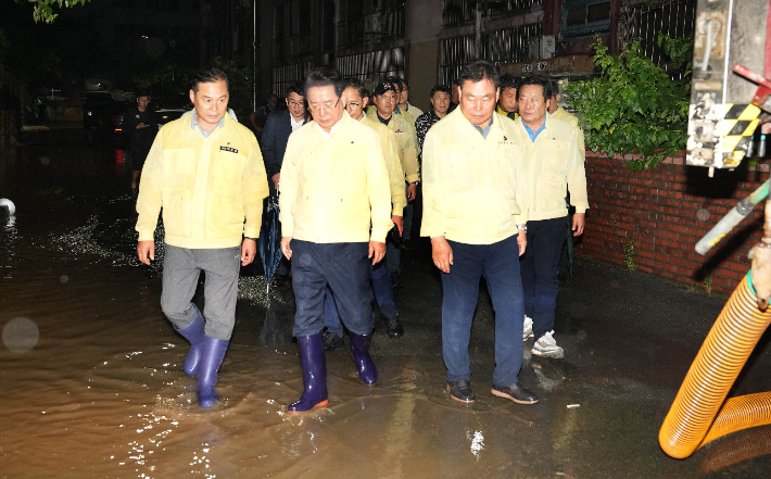 김영록 전라남도지사가 3일 저녁 1시간 동안 극한호우가 쏟아진 무안군 무안읍보건소 등 주변 가구 침수 피해 현장을 방문, 피해 현황을 청취하고 신속한 복구 대책을 당부하고 있다. 전라남도 제공   