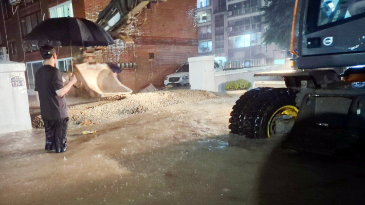 호우 특보가 발효된 3일 오후 전남 무안군 한 아파트 단지 인근 도로가 빗물에 잠겨 있다. 연합뉴스