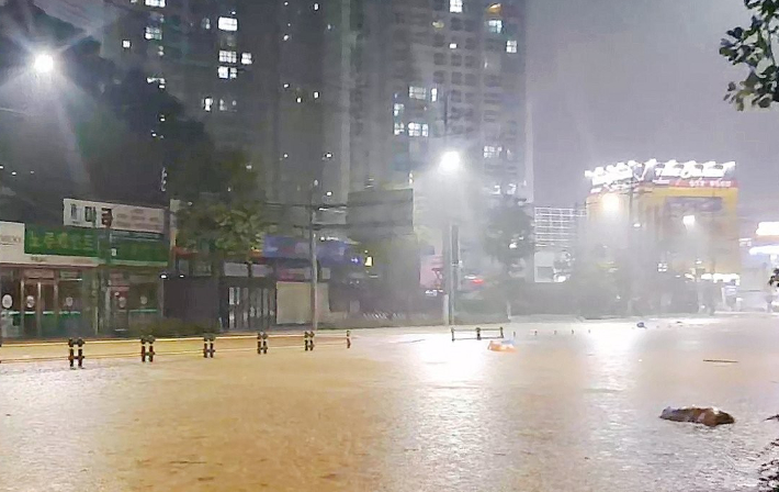 호우 특보가 발효된 3일 오후 광주 북구 신안동 한 도로가 빗물에 잠겨 있다. 연합뉴스