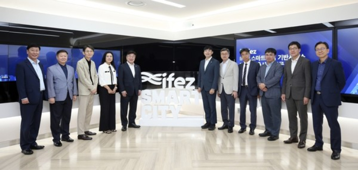 지난 1일 송도국제도시 G타워에서 열린 IFEZ 스마트시티 기반서비스 1단계 준공식에서 참석자들이 포즈를 취하고 있다. 인천경제청 제공