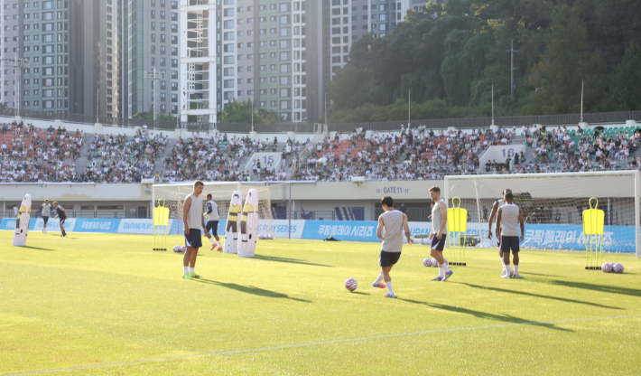 안양종합운동장에서 연습 중인 토트넘 홋스퍼 선수들. 최 시장 페이스북 캡처