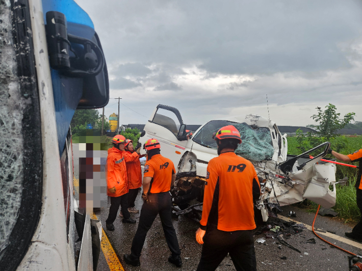 지난 3일 오후 3시 48분쯤 전북 고창군의 한 도로에서 1톤(t) 트럭과 여객 버스가 충돌해 트럭 운전자 A(53)씨가 사망했다. 전북소방본부 제공